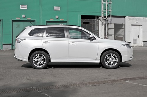 Накладки на пороги "Broomer Design" для Mitsubishi Outlander (3rd generation)(2012-2014) купить недорого с доставкой в Мирный